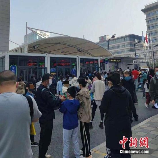 今年10月,北京儿童医院末梢采血窗口外排起的长队。