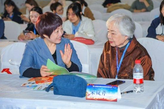 与中国妇幼保健协会原副秘书长宋岚芹讨论婴儿语言启蒙