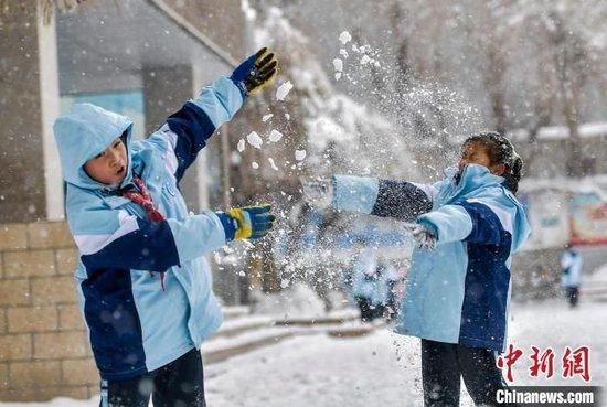 学生们课间时间,在操场上打雪仗。中新网记者 刘新 摄