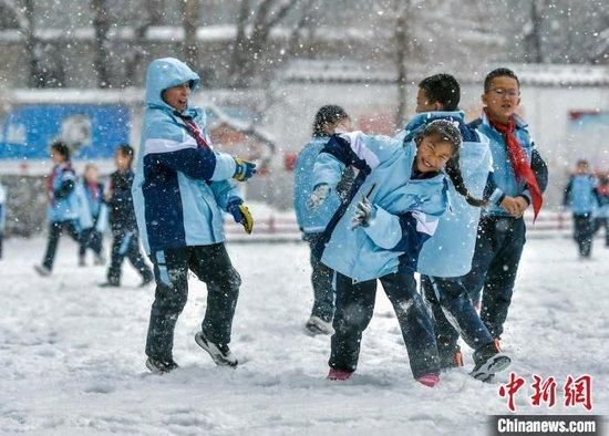 学生们课间时间,在操场上打雪仗。中新网记者 刘新 摄