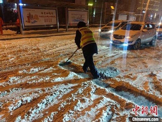 交警进行道路疏通。大连交警支队供图