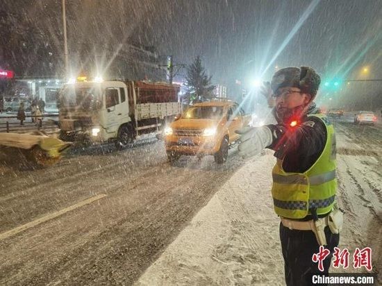 交警指挥道路交通。大连交警支队供图