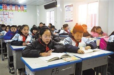1月2日,青海省海东市民和回族土族自治县官亭镇中心学校的学生在上课。