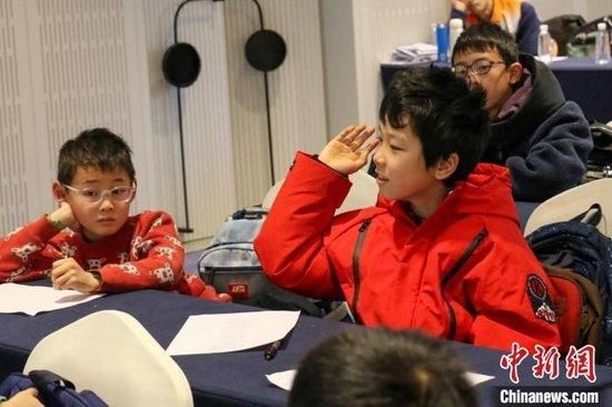 上海市首个“新时代城市建设者管理者子女爱心寒托班”在中建·幸孚+公寓松江店办班点正式开班,致力缓解城市建设者管理者子女寒假“看护难”问题。 申海 摄