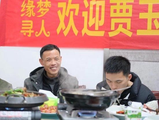 2月1日,认亲活动结束后,贾玉桥一家在黄冈市公安局食堂吃团圆饭。澎湃新闻记者 林平 摄