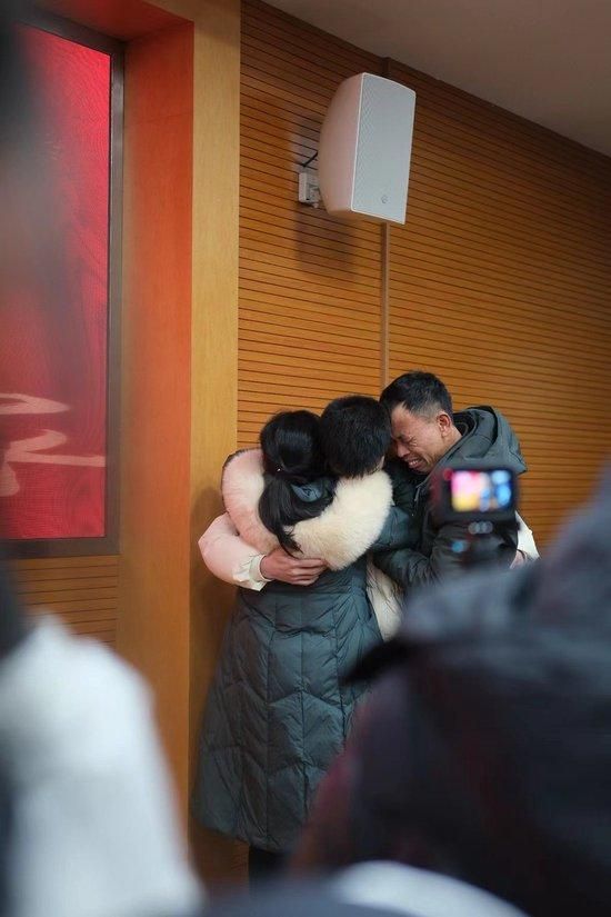 2月1日,被拐儿童贾玉桥在认亲现场与亲人相拥,这是他们21年后的首次重逢。澎湃新闻记者 林平 摄