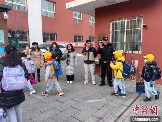 2月26日,北京市民警在校园附近执勤。北京市公安局供图