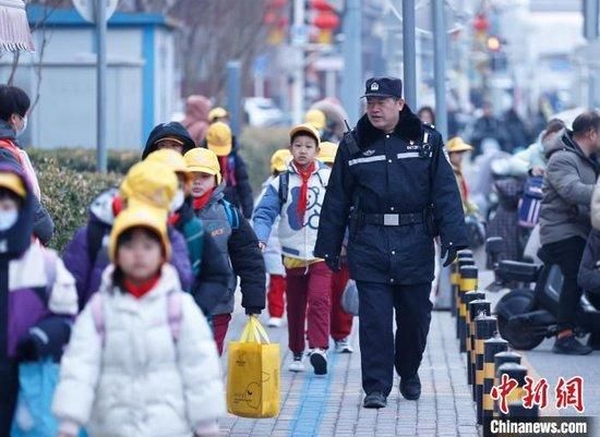 2月26日,北京市民警在通学路段执勤。北京市公安局供图