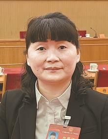 全国人大代表,江苏常州老三集团有限公司妇联主席、样衣部部长李承霞