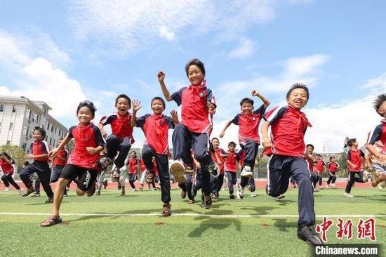 图为贵州省从江县大歹小学的学生。中新网记者瞿宏伦 摄