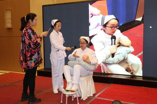 阿克苏地区妇幼保健院家化病区代理护士长马文艳在现场进行《母乳喂养操作》演示。