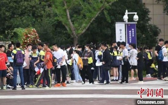 考生等候入场（资料图）。王刚摄