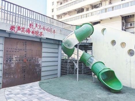 东城区民安小区26号楼前,有一处“欢声笑语的院子”。