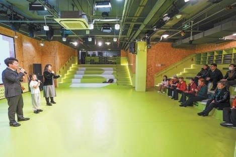 广艺家广内市民文化中心的一层小剧场,家长和孩子们正举行庆祝“三八节”活动。