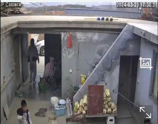 3月23日下午,涵涵被母亲陈某、石某某从姥姥家接走时,还和姥爷、姥姥说“拜拜”。