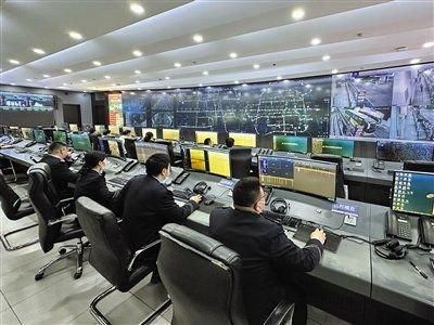 4月11日,北京公交调度指挥中心,调度员们正监看着各条线路的运行情况。新京报记者 裴剑飞 摄