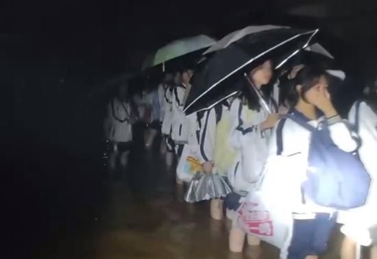 排队等待救援的学生。本文图片为现场视频截图，来源于清远消防支队