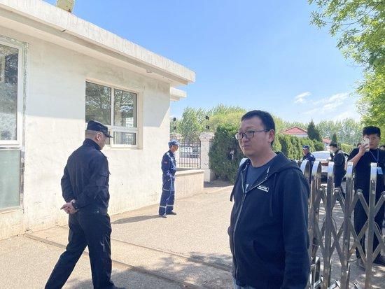 开庭前,翟春光在庭外等待。 何沛芸 摄