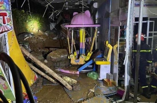 当地时间5月12日晚,越南河内遭遇强降雨,导致部分区域出现山体滑坡,造成3名儿童遇难。
