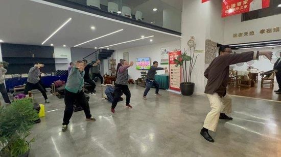 于波的第一家养老试点,老人们在做操
