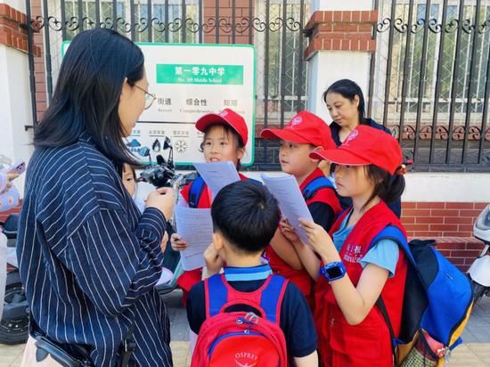 新京报小记者街头采访现场。杜文彦 摄