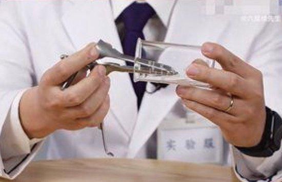“六层楼”在科普视频中演示鸭嘴钳如何使用。 视频截图