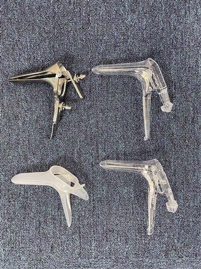 “六层楼”科普视频中所使用的鸭嘴钳,包括金属材质的、塑料材质小号、塑料材质中号、带灯的。 “六层楼” 摄