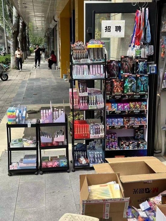 很多文具店里,盲盒类文具成为主打商品,文具玩具化的倾向较为严重。
