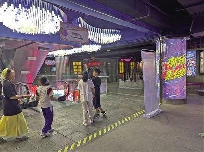 5月中旬的一天下班时间,崇文门外搜秀商城内一家“恐怖密室”门口,三个孩子刚体验完一个以“蛊”为主题的“密室逃脱”。 A04-A05版摄影/新京报记者 刘洋