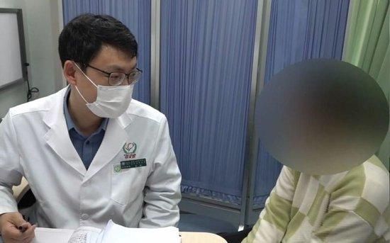 北京儿童医院心身医学科,李瑛正在问诊。受访者供图