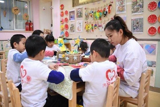 在北京大学医学部幼儿园,融合班的老师与孩子们在制作“星灯”(2024年3月27日摄)。新华社记者 任超 摄