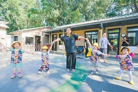 昨天,海淀区石油共生大院的鸿萌托育园里,孩子们在老师陪伴下快乐游戏。 本报记者 王海欣摄