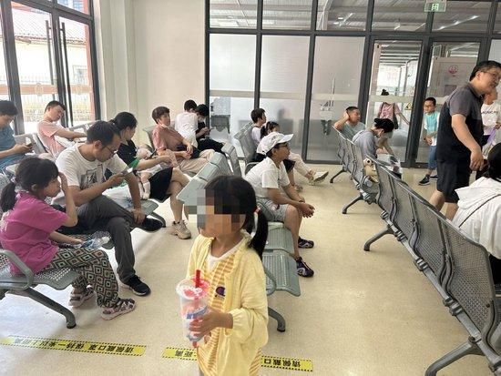7月25日下午,复旦大学附属儿科医院“学习困难”门诊候诊区坐着家长和孩子。