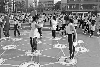湖南省长沙市开福区清水塘北辰实验小学举行2022年数学欢乐节活动。师生一起走进数学,感受数学之神奇魅力,用热情挑战数学游戏。通讯员 朱倩霖
