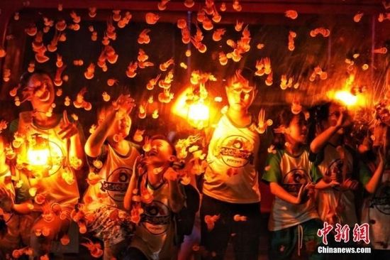 资料图:图为2022年哈尔滨极地公园开展“极地奇妙夜”活动。(图文无关) 中新社记者 孙汉仑 摄
