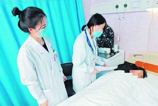 西南医院儿科病房，医生正在查看患儿的情况。