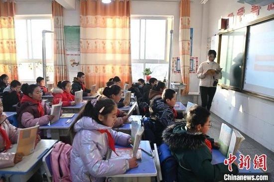12月25日,甘肃省临夏州积石山县全县的初中和小学,通过线上线下的形式有序复课。九美旦增 摄