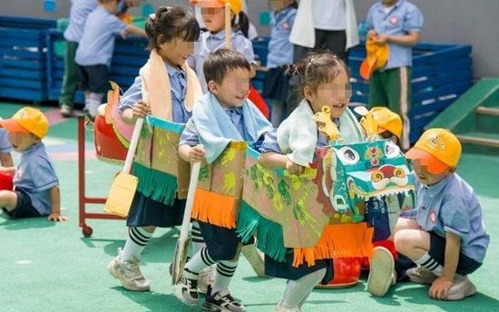 ▲资料图:某地一幼儿园的小朋友们正在做游戏。图/新华社