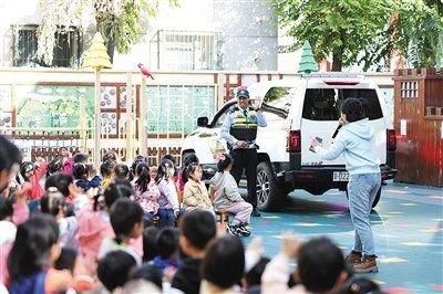 2023年10月18日,北京交警走进水碓北里幼儿园开展交通安全宣传活动。资料图片/新京报记者 王飞 摄