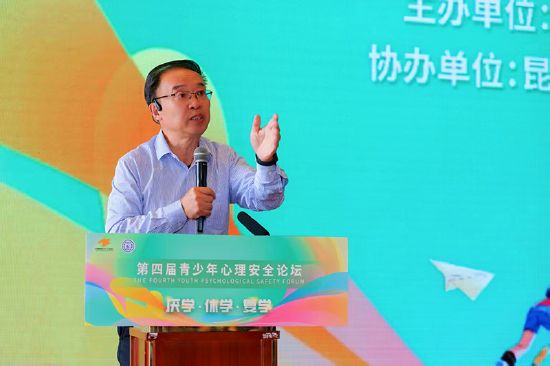 中国教育三十人论坛成员、青少年心理安全论坛主席李镇西