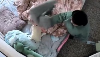 原创 安徽宿州4岁哥哥在未满月妹妹,头上盖满衣物,2分钟后妈妈才发现