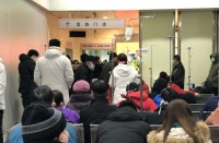 原创 女孩高烧排号400多,医生忙着打私人电话,网友:家长自己作