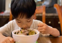 原创 10岁男孩鱼刺卡喉咙,妈妈用一口水救了孩子,医院都不用去了