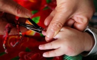 原创 宝宝出生多久剪指甲?这些老人的建议多是误区,不少年轻父母中招