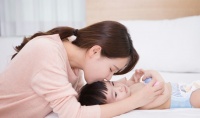 原创 当妈后这三个常见举动,看似“傻气”,其实对孩子有好处