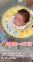 原创 女星孙铱带儿子游泳引争议!宝宝未满月戴脖圈,被指危险影响发育