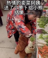 原创 被一根萝卜干翻的人类幼崽太可爱了,卖菜阿姨笑得直不起腰来