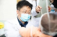 1岁男孩突然用头撞门,竟是癫痫发作