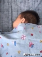 原创 小萌娃睡觉意外走红, 掀开被子的一刹那, 网友: 别小瞧穿尿不湿的