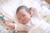 宝宝仰睡or侧睡更安全?风险无处不在,爸妈提前了解能有效避免